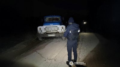 Автомобіль ЗІЛ зливав нечистоти у Новгороді-Сіверському на Чернігівщині