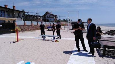 Територію пляжів курортної зони Миколаївщини звільняють від незаконних споруд Територію пляжів курортної зони Миколаївщини звільняють від незаконних споруд