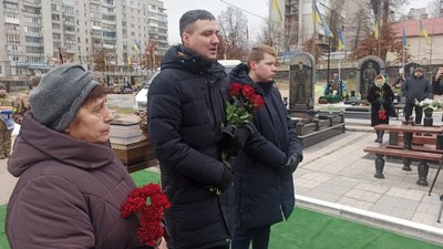 Пішов на фронт добровольцем: у Житомирі попрощалися з військовослужбовцем Олександром Мазурчуком Пішов на фронт добровольцем: у Житомирі попрощалися з військовослужбовцем Олександром Мазурчуком