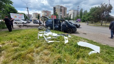 ДТП в Ужгороді: автівка вилетіла на тротуар і знесла електричну опору та сітілайт ДТП в Ужгороді: автівка вилетіла на тротуар і знесла електричну опору та сітілайт