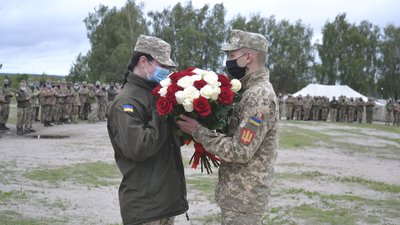 На Рівненщині офіцер перед відбуттям у зону ООС освідчився в коханні нареченій На Рівненщині офіцер перед відбуттям у зону ООС освідчився в коханні нареченій