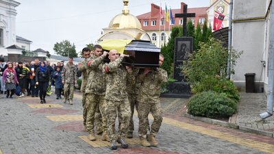 У Луцьку попрощалися з полеглим 33-річним військовим Андрієм Савчуком