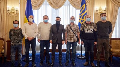 "Це було страшно". До України з піратського полону повернулися шестеро моряків