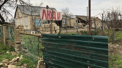 Поза цивілізацією. На Херсонщині подружжя намагається відновити життя в покинутому селі