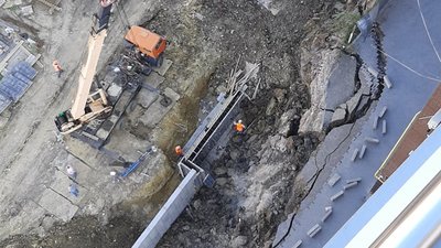 Мешканці будинку поряд з будівництвом кажуть, що залишатися у своїх домівках наразі небезпечно. Фото: Світлана Крентовська. Мешканці будинку поряд з будівництвом кажуть, що залишатися у своїх домівках наразі небезпечно. Фото: Світлана Крентовська.