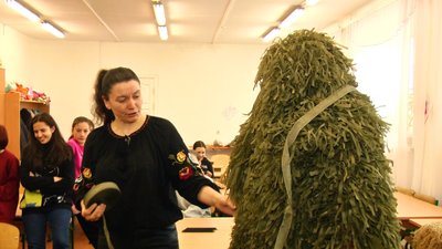 Використовують рибацьку сітку: у ліцеї на Вінниччині виготовляють кікімори для оборонців Використовують рибацьку сітку: у ліцеї на Вінниччині виготовляють кікімори для оборонців