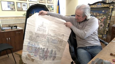 Майстер із Овруча працює над новою картиною з використанням соломи