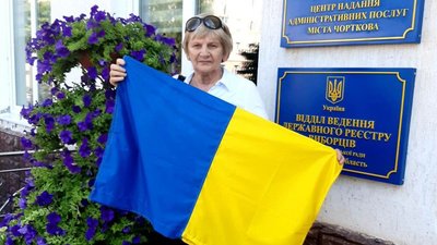У громаді на Тернопільщині для багатоповерхівок безплатно роздають прапори У громаді на Тернопільщині для багатоповерхівок безплатно роздають прапори
