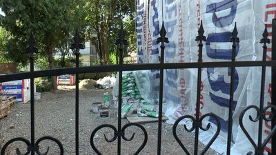 Проте після виклику муніципальної інспекції приблизно тиждень тому будівельники закрили фасад шатром Проте після виклику муніципальної інспекції приблизно тиждень тому будівельники закрили фасад шатром