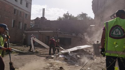 Комунальники усувають наслідки влучань у Салтівському районі Харкова, 11 липня 2025 року Комунальники усувають наслідки влучань у Салтівському районі Харкова, 11 липня 2025 року