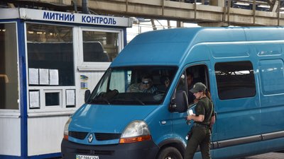 Митна перевірка на автомобільному пункті пропуску "Краківець-Корчова" у Львівській області