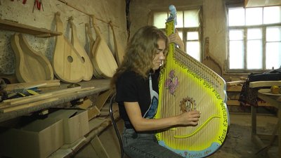 "Як тільки моя бандура заграє в чиїхось руках, то й розпочнеться мирний процес",— хмельницький майстер "Як тільки моя бандура заграє в чиїхось руках, то й розпочнеться мирний процес",— хмельницький майстер