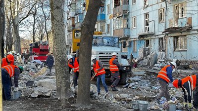 У Запоріжжі продовжують розбирати завали після ракетного обстрілу У Запоріжжі продовжують розбирати завали після ракетного обстрілу
