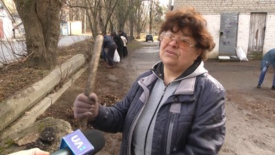 Близько двохсот людей долучилися до акції "Чистий день" у Житомирі Близько двохсот людей долучилися до акції "Чистий день" у Житомирі