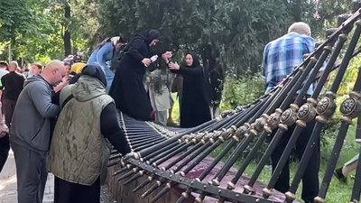 зламана огорожа кафедрального собору у чернівцях
