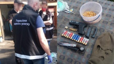 Зброю, балаклави та бурштин вилучили поліцейські під час обшуків на Волині