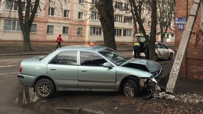 Таксі збило електроопору та дорожній знак у Сумах Таксі збило електроопору та дорожній знак у Сумах