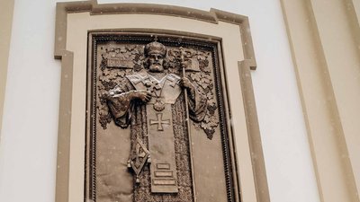 На горельєфі зображений владика Павло Василик На горельєфі зображений владика Павло Василик