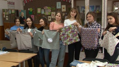 Черкаські школярі виготовляють екоторбинки, щоб перемогти у конкурсі