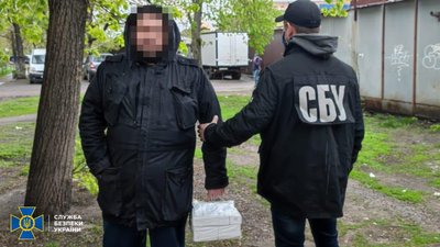 Закарпатська СБУ затримала організатора схеми контрабанди зброї в країни Євросоюзу Закарпатська СБУ затримала організатора схеми контрабанди зброї в країни Євросоюзу