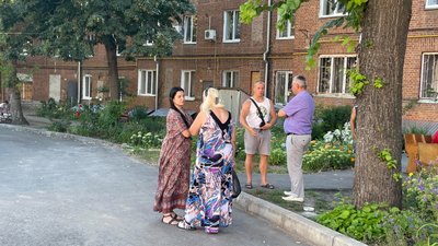 Жителі розбитого обстрілами гуртожитку на Ахієзерів у Харкові вшанували пам'ять загиблих сусідів Жителі розбитого обстрілами гуртожитку на Ахієзерів у Харкові вшанували пам'ять загиблих сусідів