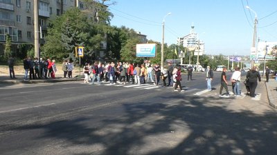 Протестувальники зі Степового перекрили рух миколаївським мостом Протестувальники зі Степового перекрили рух миколаївським мостом
