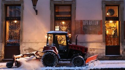 Прибирання вулиць від снігу в центрі Львова