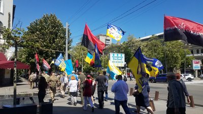У Дніпрі влаштували ходу до Дня героїв України У Дніпрі влаштували ходу до Дня героїв України