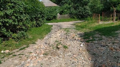 Найбільше селяни хвилюються, що річки дощової води можуть пошкодити газову трубу, і тоді майже все село залишиться без газу. Фото: Суспільне. Найбільше селяни хвилюються, що річки дощової води можуть пошкодити газову трубу, і тоді майже все село залишиться без газу. Фото: Суспільне.