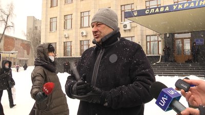 У Житомирі футбольні вболівальники прийшли під облраду – вимагали завершити реконструкцію стадіону