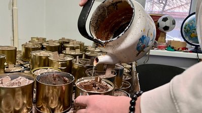 В Тернополі Спілки Української Молоді виготовила 2 000 окопних свічок для бійців В Тернополі Спілки Української Молоді виготовила 2 000 окопних свічок для бійців