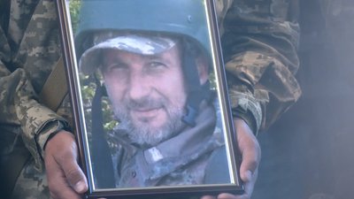 "Його дуже любили й будемо завжди пам'ятати": у Рівному попрощалися з бійцем Євгенієм Чирком "Його дуже любили й будемо завжди пам'ятати": у Рівному попрощалися з бійцем Євгенієм Чирком