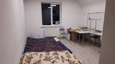 "На ночівлю щодня приїздять люди": у вінницькій приватній школі облаштували прихисток "На ночівлю щодня приїздять люди": у вінницькій приватній школі облаштували прихисток