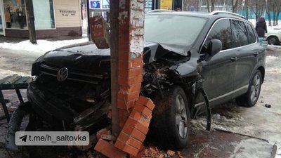 У Харкові авто врізалося у зупинку — є травмований У Харкові авто врізалося у зупинку — є травмований