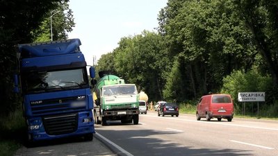 На Вінниччині сталася ДТП за участю трьох вантажівок та легковика