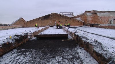 Демонтаж покрівлі будівлі колишнього кадетського корпусу Демонтаж покрівлі будівлі колишнього кадетського корпусу