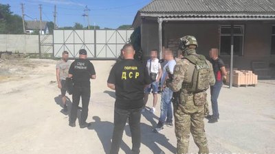 Збували за підробленими документами: на Вінниччині група осіб розкрадала деревину цінних порід Збували за підробленими документами: на Вінниччині група осіб розкрадала деревину цінних порід