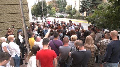 Франківські підприємці провели мирну акцію біля обласного управління поліції Франківські підприємці провели мирну акцію біля обласного управління поліції
