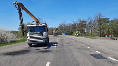 На автошляху від Луцька до Рівненщини дорожники засипають вибоїни та ями