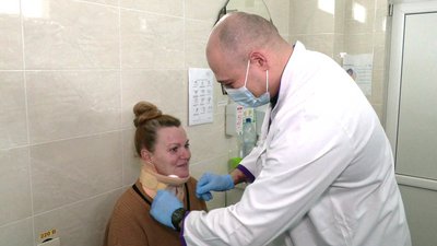 "Найстрашніше позаду": історія жінки, яка у Рівному після ДТП пережила рідкісну операцію на хребті