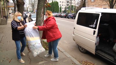 У Житомирі волонтери передали в лікарню 52 подушки для хворих на COVID