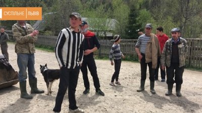 У Сколівському районі місцева громада перекриває дорогу для лісовозів У Сколівському районі місцева громада перекриває дорогу для лісовозів