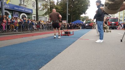 У Рівному змагаються силовики-стронгмени У Рівному змагаються силовики-стронгмени