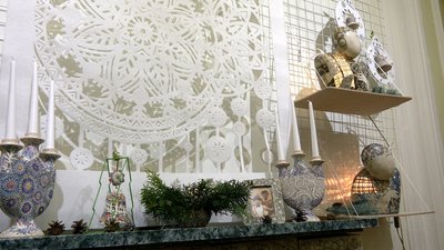 Керамічний інтер'єр з каміном: у Рівному презентували різдвяну виставку