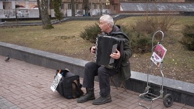 Вінницький вуличний музикант приймає гроші через QR-код Вінницький вуличний музикант приймає гроші через QR-код