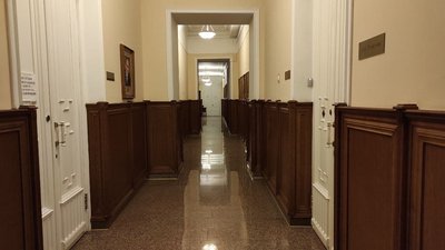 У Харківській міськраді навпроти кабінету Терехова повісили портрет Кернеса У Харківській міськраді навпроти кабінету Терехова повісили портрет Кернеса