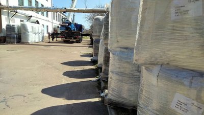 У Житомирі фільтри очисних споруд водоканалу починають наповнювати активованим вугіллям