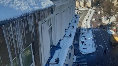 В Івано-Франківську створили бригаду, яка збиватиме бурульки В Івано-Франківську створили бригаду, яка збиватиме бурульки