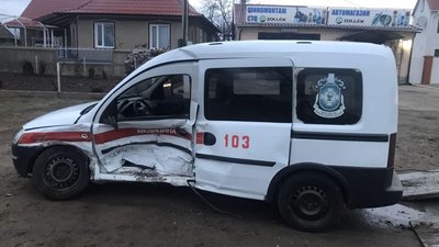 В Одеській області зіткнулись швидка та легкове авто, водій швидкої загинув В Одеській області зіткнулись швидка та легкове авто, водій швидкої загинув