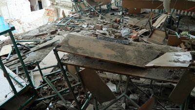Розтрощена будівля школи Розтрощена будівля школи